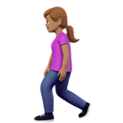 🚶🏽‍♀️ Emoji Mujer Caminando: Tono De Piel Medio en Apple iOS 17.4.