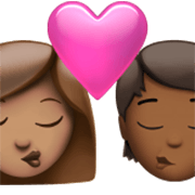 Emoji 👩🏽‍❤️‍💋‍🧑🏾 Bacio Tra Coppia: Donna, persona, Carnagione Olivastra, Carnagione Abbastanza Scura su Apple iOS 17.4.