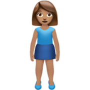 🧍🏽‍♀️ Emoji stehende Frau: mittlere Hautfarbe Apple iOS 17.4.