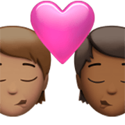 Emoji 🧑🏽‍❤️‍💋‍🧑🏾 Bacio Tra Coppia: persona, persona, Carnagione Olivastra, Carnagione Abbastanza Scura su Apple iOS 17.4.