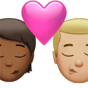 Emoji 🧑🏾‍❤️‍💋‍👨🏼 Bacio Tra Coppia: persona, uomo, Carnagione Abbastanza Scura, Carnagione Abbastanza Chiara su Apple iOS 17.4.