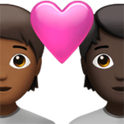 🧑🏾‍❤️‍🧑🏿 Emoji Liebespaar: Person, Person, mitteldunkle Hautfarbe, dunkle Hautfarbe Apple iOS 17.4.