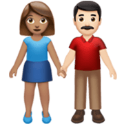 👩🏽‍🤝‍👨🏻 Emoji Homem E Mulher De Mãos Dadas: Pele Morena E Pele Clara na Apple iOS 17.4.