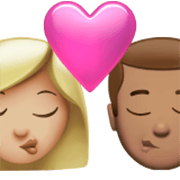 👩🏼‍❤️‍💋‍👨🏽 Emoji Beso - Mujer: Tono De Piel Claro Medio, Hombre: Tono De Piel Medio en Apple iOS 17.4.