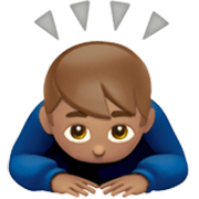 Emoji 🙇🏽‍♂️ Uomo Che Fa Inchino Profondo: Carnagione Olivastra su Apple iOS 17.4.