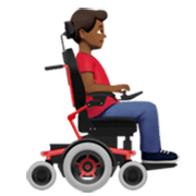 👨🏾‍🦼‍➡️ Emoji Homem em cadeira de rodas motorizada virado para a direita: tom de pele médio-escuro na Apple iOS 17.4.