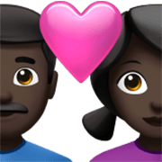 👨🏿‍❤️‍👩🏿 Emoji Pareja Enamorada - Hombre: Tono De Piel Oscuro, Mujer: Tono De Piel Oscuro en Apple iOS 17.4.