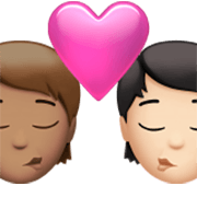 Emoji 🧑🏽‍❤️‍💋‍🧑🏻 Bacio Tra Coppia: persona, persona, Carnagione Olivastra, Carnagione Chiara su Apple iOS 17.4.