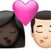 👩🏿‍❤️‍💋‍👨🏻 Emoji Beso - Mujer: Tono De Piel Oscuro, Hombre: Tono De Piel Claro en Apple iOS 17.4.