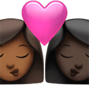 👩🏾‍❤️‍💋‍👩🏿 Emoji Beso - Mujer: Tono De Piel Oscuro Medio, Mujer: Tono De Piel Oscuro en Apple iOS 17.4.