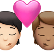 🧑🏻‍❤️‍💋‍🧑🏽 Emoji Beso: Persona, Persona, Tono De Piel Claro, Tono De Piel Medio en Apple iOS 17.4.