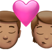 Emoji 👨🏽‍❤️‍💋‍🧑🏽 Bacio Tra Coppia: uomo, persona, Carnagione Olivastra su Apple iOS 17.4.