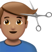 💇🏽‍♂️ Emoji Homem Cortando O Cabelo: Pele Morena na Apple iOS 17.4.
