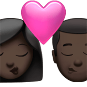 👩🏿‍❤️‍💋‍👨🏿 Emoji sich küssendes Paar - Frau: dunkle Hautfarbe, Mann: dunkle Hautfarbe Apple iOS 17.4.
