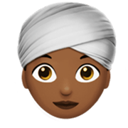 👳🏾‍♀️ Emoji Mujer Con Turbante: Tono De Piel Oscuro Medio en Apple iOS 17.4.