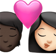 Emoji 🧑🏿‍❤️‍💋‍👩🏻 Bacio Tra Coppia: persona, Donna, Carnagione Scura, Carnagione Chiara su Apple iOS 17.4.