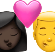 Emoji 👩🏿‍❤️‍💋‍👨 Bacio Tra Coppia - Donna: Carnagione Scura, Hombre su Apple iOS 17.4.