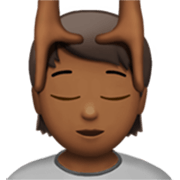 💆🏾 Emoji Person, die eine Kopfmassage bekommt: mitteldunkle Hautfarbe Apple iOS 17.4.