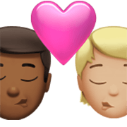 👨🏾‍❤️‍💋‍🧑🏼 Emoji sich küssendes Paar: Mannn, Person, mitteldunkle Hautfarbe, mittelhelle Hautfarbe Apple iOS 17.4.