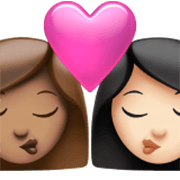 👩🏽‍❤️‍💋‍👩🏻 Emoji sich küssendes Paar - Frau: mittlere Hautfarbe, Frau: helle Hautfarbe Apple iOS 17.4.