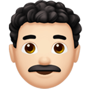 👨🏻‍🦱 Emoji Hombre: Tono De Piel Claro Y Pelo Rizado en Apple iOS 17.4.