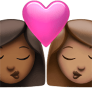 👩🏾‍❤️‍💋‍👩🏽 Emoji sich küssendes Paar - Frau: mitteldunkle Hautfarbe, Frau: mittlere Hautfarbe Apple iOS 17.4.