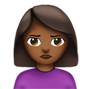 🙎🏾‍♀️ Emoji Mujer Haciendo Pucheros: Tono De Piel Oscuro Medio en Apple iOS 17.4.