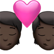 Emoji 🧑🏿‍❤️‍💋‍🧑🏿 Bacio Tra Coppia: persona, persona, Carnagione Scura su Apple iOS 17.4.
