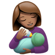 Émoji 👩🏽‍🍼 Femme Allaitant Un Bébé : Peau Légèrement Mate sur Apple iOS 17.4.
