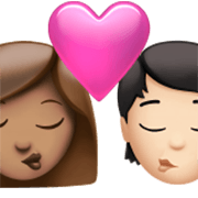 👩🏽‍❤️‍💋‍🧑🏻 Emoji Beijo: Mulher, Pessoa, Pele Morena, Pele Clara na Apple iOS 17.4.