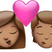 Emoji 👩🏽‍❤️‍💋‍🧑🏽 Bacio Tra Coppia: Donna, persona, Carnagione Olivastra su Apple iOS 17.4.