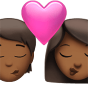 Emoji 🧑🏾‍❤️‍💋‍👩🏾 Bacio Tra Coppia: persona, Donna, Carnagione Abbastanza Scura su Apple iOS 17.4.