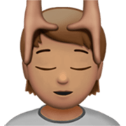 💆🏽 Emoji Person, die eine Kopfmassage bekommt: mittlere Hautfarbe Apple iOS 17.4.