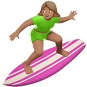 Emoji 🏄🏽‍♀️ Surfista Donna: Carnagione Olivastra su Apple iOS 17.4.