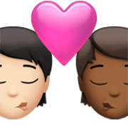 🧑🏻‍❤️‍💋‍🧑🏾 Emoji Beso: Persona, Persona, Tono De Piel Claro, Tono De Piel Oscuro Medio en Apple iOS 17.4.