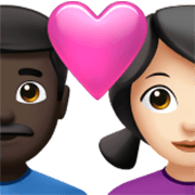👨🏿‍❤️‍👩🏻 Emoji Casal Apaixonado - Homem: Pele Escura, Mulher: Pele Clara na Apple iOS 17.4.
