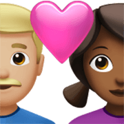 👨🏼‍❤️‍👩🏾 Emoji Liebespaar - Mann: mittelhelle Hautfarbe, Frau: mitteldunkle Hautfarbe Apple iOS 17.4.
