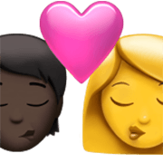 🧑🏿‍❤️‍💋‍👩 Emoji sich küssendes Paar: Person, Frau, dunkle Hautfarbe, Kein Hautton Apple iOS 17.4.
