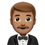 Emoji 🤵🏽‍♂️ Uomo in smoking: Carnagione Olivastra su Apple iOS 17.4.