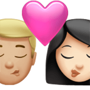 👨🏼‍❤️‍💋‍👩🏻 Emoji Beijo - Homem: Pele Morena Clara, Mulher: Pele Clara na Apple iOS 17.4.
