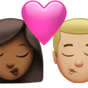 👩🏾‍❤️‍💋‍👨🏼 Emoji Beso - Mujer: Tono De Piel Oscuro Medio, Hombre: Tono De Piel Claro Medio en Apple iOS 17.4.