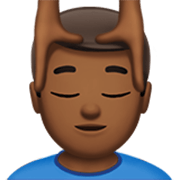 💆🏾‍♂️ Emoji Mann, der eine Kopfmassage bekommt: mitteldunkle Hautfarbe Apple iOS 17.4.