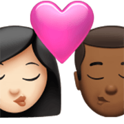 👩🏻‍❤️‍💋‍👨🏾 Emoji sich küssendes Paar - Frau: helle Hautfarbe, Mann: mitteldunkle Hautfarbe Apple iOS 17.4.