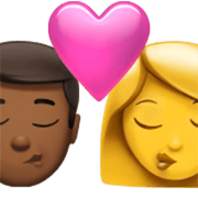 👨🏾‍❤️‍💋‍👩 Emoji sich küssendes Paar - Mann: mitteldunkle Hautfarbe, Frau Apple iOS 17.4.