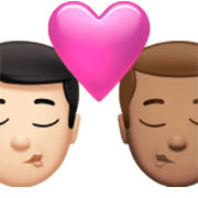 👨🏻‍❤️‍💋‍👨🏽 Emoji sich küssendes Paar - Mann: helle Hautfarbe, Mann: helle Hautfarbe Apple iOS 17.4.