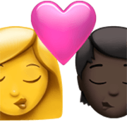 👩‍❤️‍💋‍🧑🏿 Emoji Beso: Mujer, Persona, Sin tono de piel, Tono De Piel Oscuro en Apple iOS 17.4.