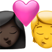 Bacio Tra Coppia: Donna, persona, Carnagione Scura, Nessun tono della pelle Apple iOS 17.4.