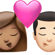 Emoji 👩🏽‍❤️‍💋‍👨🏻 Bacio Tra Coppia - Donna: Carnagione Olivastra, Uomo: Carnagione Chiara su Apple iOS 17.4.