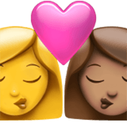 👩‍❤️‍💋‍👩🏽 Emoji Beijo - Mulher, Mulher: Pele Morena na Apple iOS 17.4.