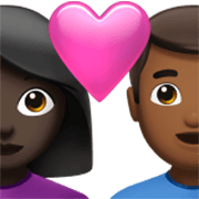 👩🏿‍❤️‍👨🏾 Emoji Liebespaar - Frau: dunkle Hautfarbe, Mann: mitteldunkle Hautfarbe Apple iOS 17.4.